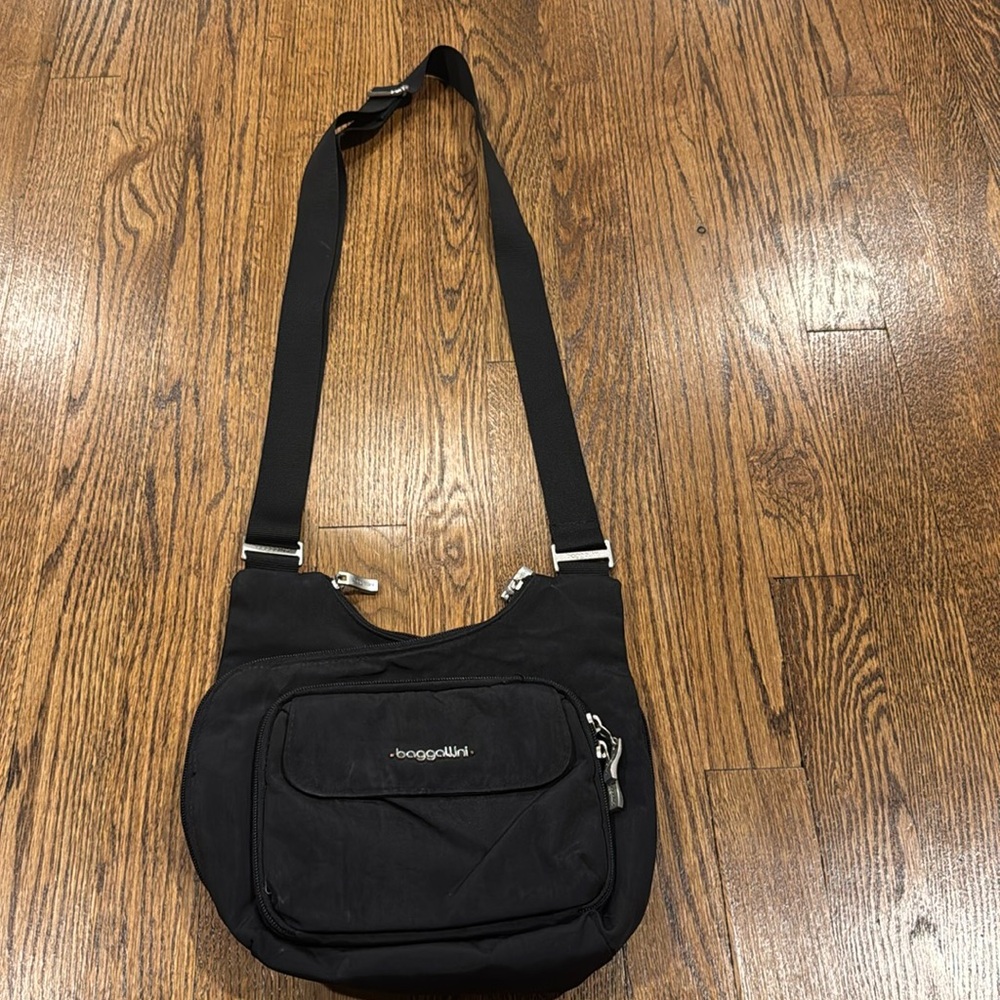 Baggallini black cross body adjustable bag